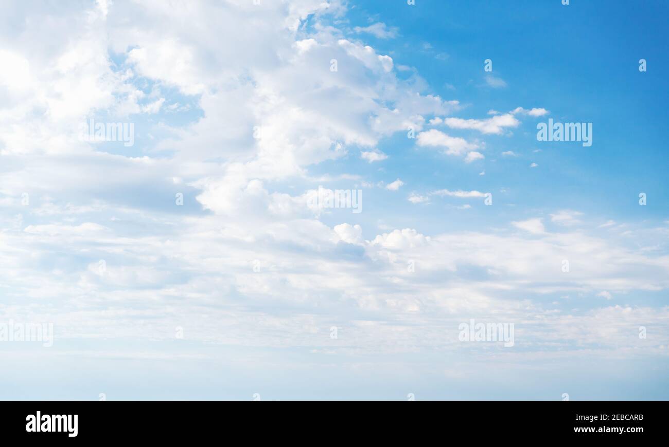 Blauer Himmel mit weißen Altokumuluswolken am Tag, natürliches Hintergrundfoto Stockfoto
