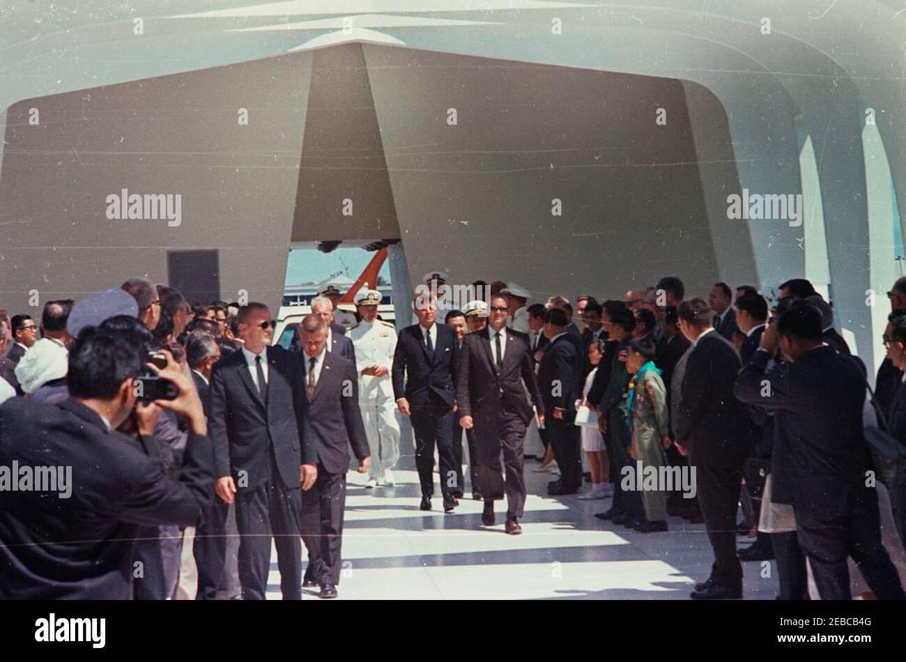 Reise nach Weststaaten: Honolulu, Hawaii, Besuch des USS Arizona Memorial, 2:40pm Uhr. Präsident John F. Kennedy (Mitte) spaziert durch das USS Arizona Memorial bei einem Besuch in Pearl Harbor in Honolulu, Hawaii. In der Gruppe mit Präsident Kennedy (von links nach rechts): Nicht identifiziert (mit Sonnenbrille); Geheimagent des Weißen Hauses, Don Lawton; Gouverneur von Hawaii, John A. Burns; Naval Aide to the President, Captain Tazewell T. Shepard, Jr. (ganz hinten); Kommandant in Chief of the Pacific Fleet (CINCPACFLT), Admiral John H. Sides; Der Präsident; Senator Daniel Inouye (Hawaii); Oberbefehlshaber Stockfoto