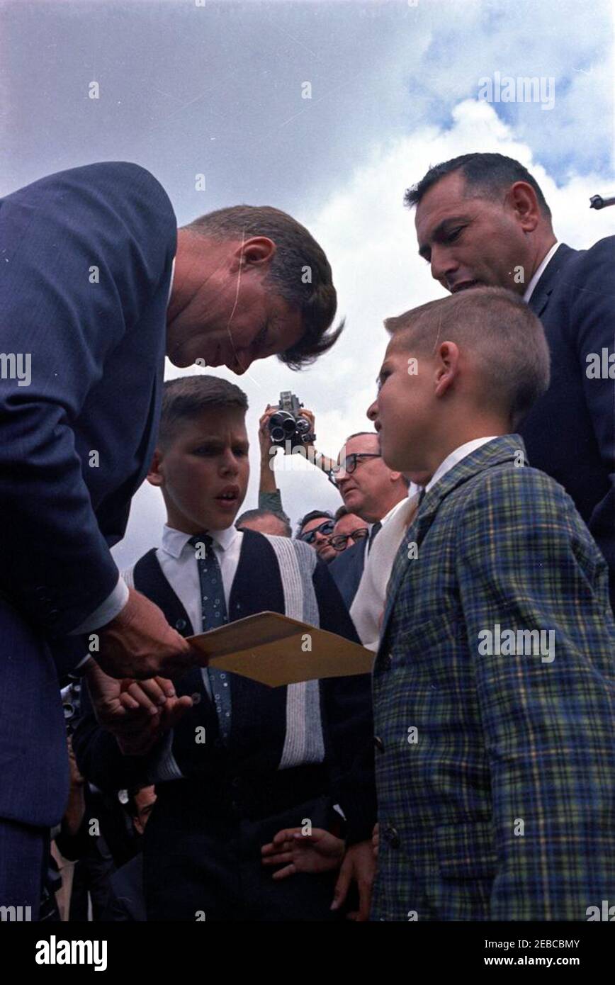 Reise in die westlichen Staaten: San Diego, Kalifornien, Besuch bei Joey Renzi und Eltern, Herr und Frau Alfred Renzi. Präsident John F. Kennedy (links, mit einem Brief) begrüßt den elfjährigen Joey Renzi (Mitte, mit Präsident Kennedyu0027s Hand) nach seiner Tour durch das Marine Corps Recruit Depot (MCRD) in San Diego, Kalifornien. Joey, der schon kurz nach seiner Geburt blind war, hatte dem Präsidenten mit seiner Braille-Schreibmaschine geschrieben, um ihn zu fragen, ob er ihn während seines Besuchs in San Diego treffen könne. Joeyu0027s Bruder, Johnny Renzi (mit Karomuster) und Vater, Alfred Renzi, stehen rechts; Gov Stockfoto