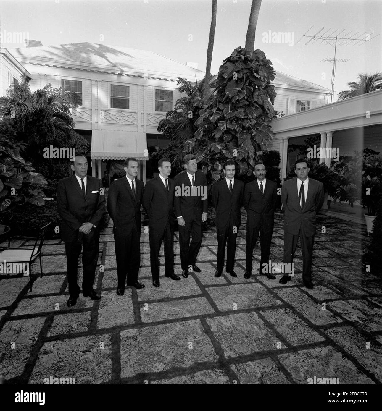 Treffen mit den Führern der kubanischen Exilgruppe, 4:00pm Uhr. Präsident John F. Kennedy trifft sich mit zivilen und militärischen Führern der kubanischen Invasionsbrigade 2506th in der Residenz von C. Michael Paul in Palm Beach, Florida. Im Freien auf der Terrasse der Residenz (von links nach rechts): Alvaro Sanchez, Jr., Vorsitzender des Cuban Families Committee for Liberation of Prisoners of war, Inc.; Roberto Pu00e9rez San Romu00e1n, Chef des Schwerwaffenbataillons; Jose Pu00e9rez San Romu00e1n, Kommandant der Brigade; Präsident Kennedy; Manuel Artime, Zivilchef der Brigade; Erneido Oliva, Zweiter i Stockfoto