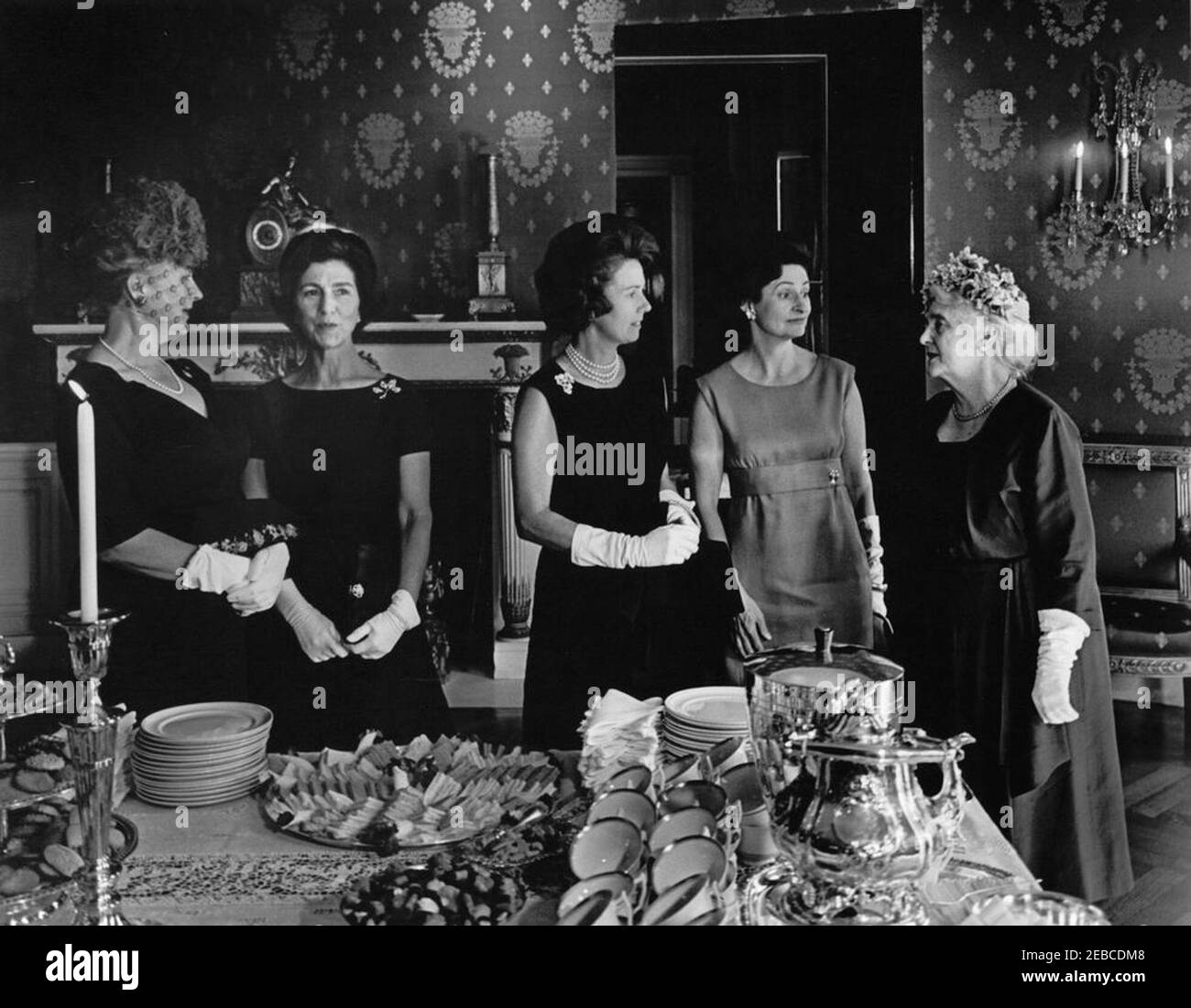 Tee für Ehefrauen von Delegierten der Weltbankkonferenz. Lady Bird Johnson und andere nehmen an einem Tee für die Ehefrauen der Delegierten der Weltbank-Konferenz Teil. (L-R) nicht identifiziert; Janet Lee Auchincloss (Mutter von First Lady Jacqueline Kennedy); Phyllis Ellsworth Dillon (Frau des Sekretärs des Finanzministeriums, C. Douglas Dillon); Lady Bird Johnson; nicht identifiziert. Blue Room, White House, Washington, D.C. Stockfoto