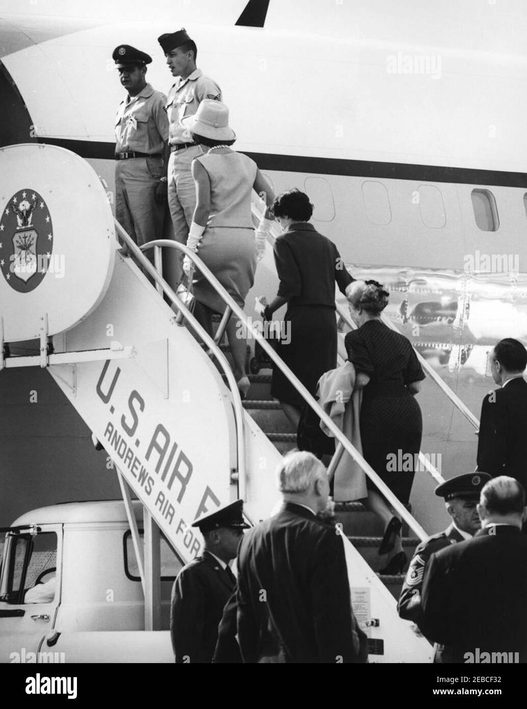 Präsident Kennedy verlässt die Andrews Air Force Base um 8:55am Uhr nach Mexiko. First Lady Jacqueline Kennedy (mit Hut) und andere gehen vor dem Flug nach Mexiko eine Treppe zur Air Force One hinauf. Andrews Air Force Base, Maryland. Stockfoto