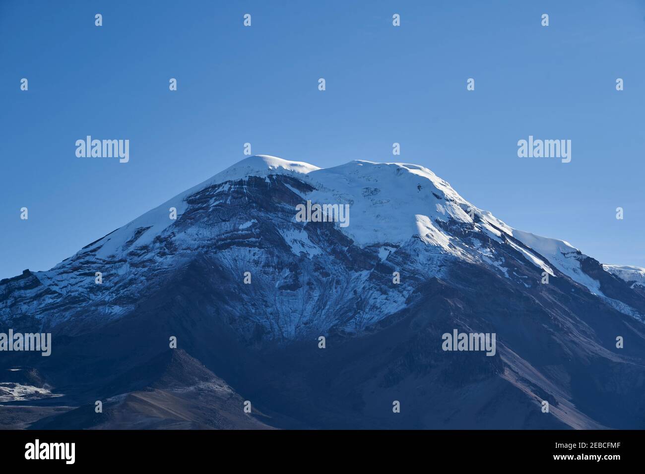 Schneebedeckter Vulkan Chimborazo ist der höchste Berg in Ecuador und der Gipfel ist der am weitesten entfernte Punkt auf der Erdoberfläche von der Planetenmitte, Stockfoto