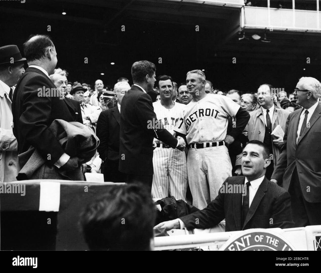 Eröffnungstag im D.C. Stadium, 1962 Baseball Saison, 2:00pm. Präsident John F. Kennedy schüttelt die Hände mit Bob Scheffing, Manager der Detroit Tigers, während des ersten Spiels der Baseball-Saison 1962. James Barton u201cMickeyu201d Vernon, Manager der Washington Senators, schaut zwischen den beiden. Andere sind: Sonderassistent des Präsidenten Dave Powers; Finanzminister C. Douglas Dillon; Senator Everett Dirksen von Illinois; Innenminister Stewart Udall. D.C. Stadium, Washington, D.C. Stockfoto