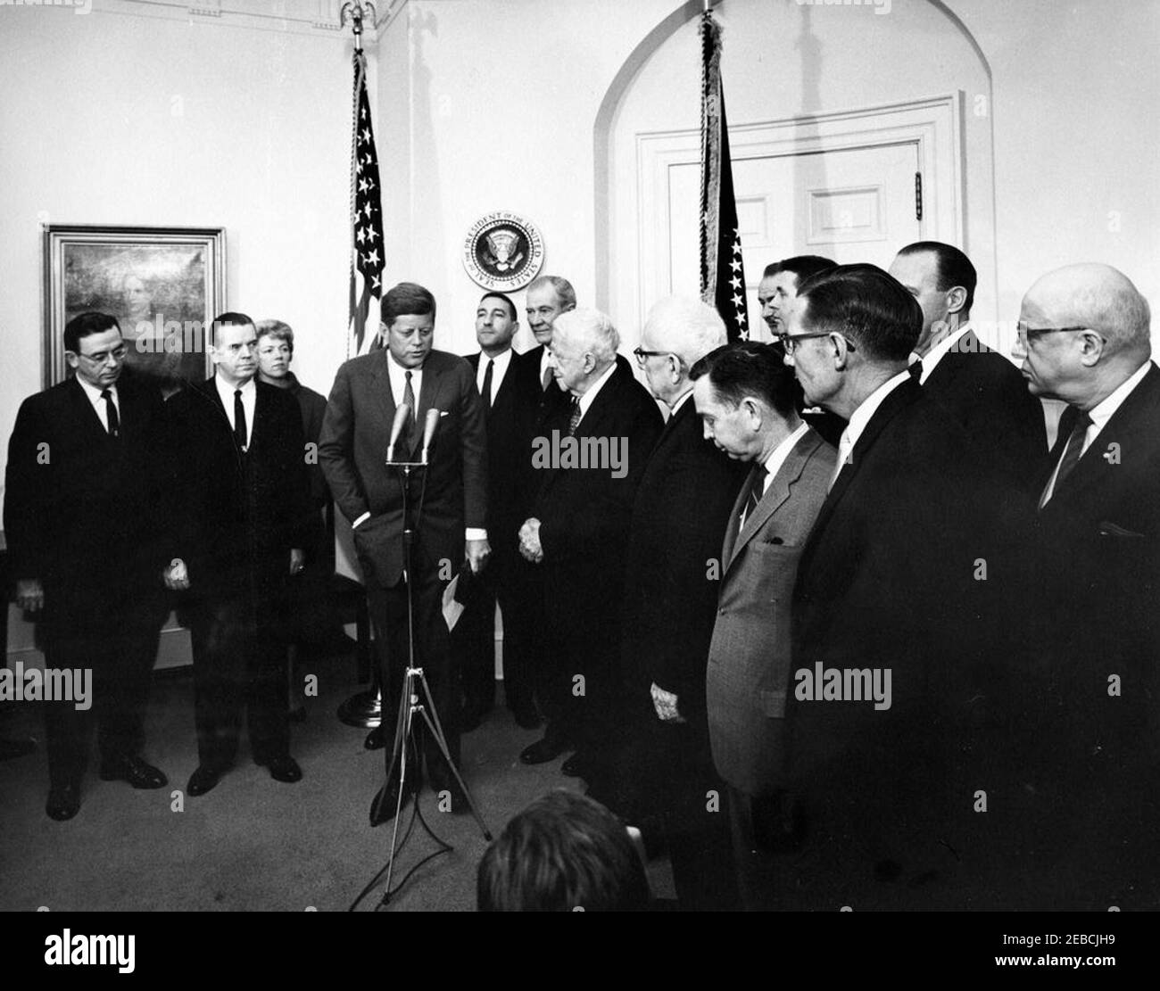 Übergabe einer Congressional Gold Medal an Robert Frost, 12:00pm. Präsident John F. Kennedy überreicht dem Dichter Robert Frost im Fish Room (Conference Room), White House, Washington, D.C. (L-R) den Repräsentanten Edward P. Boland aus Massachusetts; den Repräsentanten James A. Burke aus Massachusetts; Erma Lee Udall (Ehefrau des Innenministers Stewart Udall); Präsident Kennedy; Sekretär Udall; Senator A. Willis Robertson von Virginia; Robert Frost; Senator George Aiken von Vermont; Vertreter Carl Albert; Vizepräsident Lyndon B. Johnson (rechts der Flagge, teilweise h Stockfoto