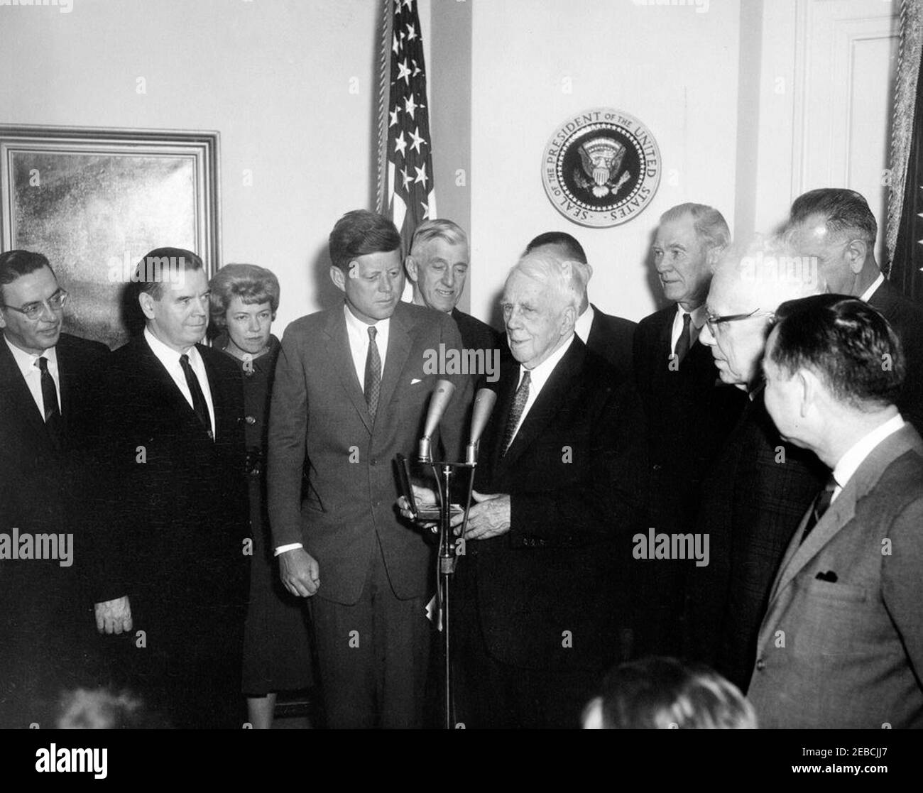 Übergabe einer Congressional Gold Medal an Robert Frost, 12:00pm. Präsident John F. Kennedy überreicht dem Dichter Robert Frost im Fish Room (Conference Room), White House, Washington, D.C. (L-R) den Repräsentanten Edward P. Boland aus Massachusetts; den Repräsentanten James A. Burke aus Massachusetts; Erma Lee Udall (Ehefrau des Innenministers Stewart Udall); Präsident Kennedy; Senator Leverett Saltonstall aus Massachusetts; Robert Frost; Sekretär Udall (meist versteckt hinter Frost); Senator A. Willis Robertson aus Virginia; Senator George Aiken aus Vermont; Vizepräsident Stockfoto