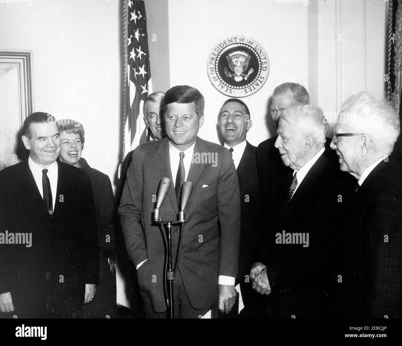 Übergabe einer Congressional Gold Medal an Robert Frost, 12:00pm. Präsident John F. Kennedy überreicht dem Dichter Robert Frost im Fish Room (Konferenzraum) im Weißen Haus, Washington, D.C. (L-R) eine Goldmedaille im Kongress; Vertreter James A. Burke aus Massachusetts; Erma Lee Udall (Ehefrau des Innenministers Stewart Udall); Senator Leverett Saltonstall aus Massachusetts; Präsident Kennedy; Sekretär Udall; Senator A. Willis Robertson von Virginia (teilweise versteckt); Robert Frost; Senator George Aiken von Vermont. Stockfoto