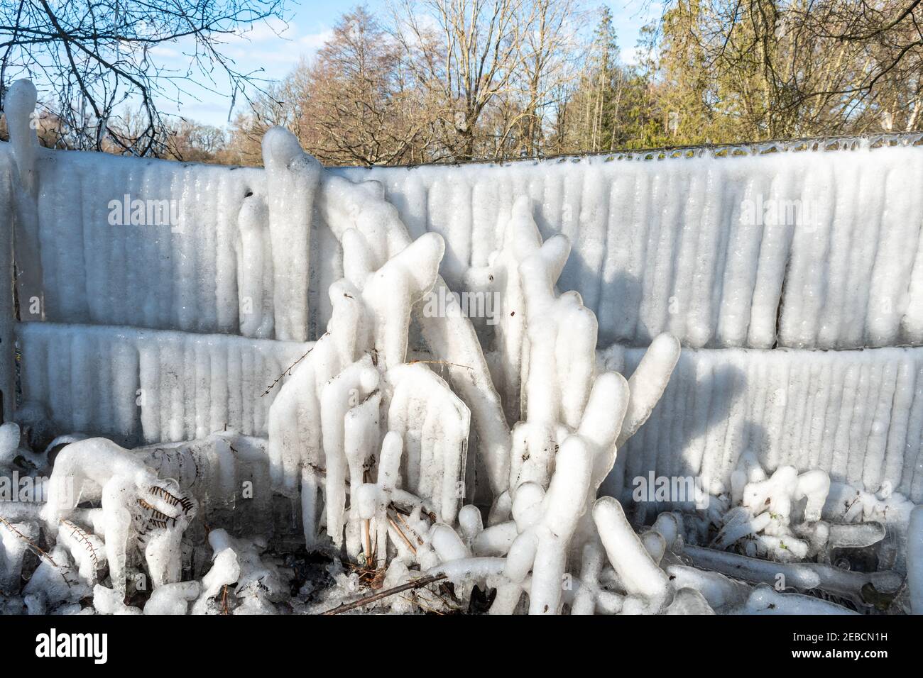 Eiszapfen und Eisformationen auf einem Zaun während einer kalten Jahreszeit bekannt als das Biest aus dem Osten in Hampshire, Großbritannien, im Winter, Mitte Februar 2021 Stockfoto