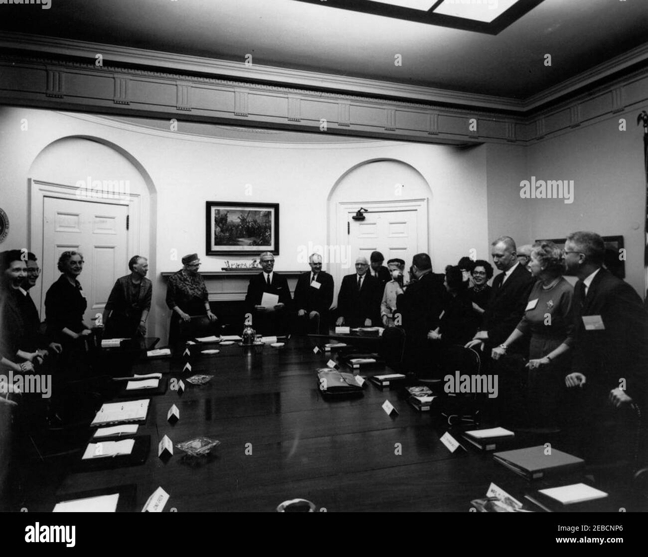 Treffen mit der Presidentu2019s. Kommission zur Stellung der Frau, 10:05am Uhr. Präsident John F. Kennedy trifft sich mit Mitgliedern der Presidentu2019s Kommission für den Status der Frauen im Fischsaal (Konferenzraum), im Weißen Haus, Washington, D.C. zu den abgebildeten Mitgliedern gehören: Vertreterin Jessica Weis aus New York; Cynthia C. Wedel, Co-Vorsitzende des Nationalrats des Ausschusses für die Zusammenarbeit von Männern und Frauen in Kirche und Gesellschaft von Churchesu2019; Eleanor Roosevelt, Vorsitzende der Kommission für die Stellung der Frauen von Presidentu2019s; John W. Macy, Jr., Vorsitzender der Kommission für den öffentlichen Dienst Stockfoto