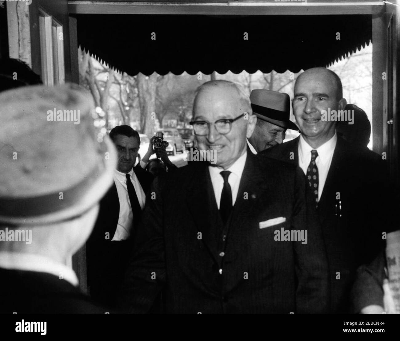 Treffen mit dem ehemaligen Präsidenten Harry S. Truman (HST), 9:53am Uhr. Ehemaliger Präsident Harry S. Truman und Sonderassistent von Präsident Kennedy, Dave Powers (rechts), grüßen Washington-Korrespondent der Guy Gannet Publishing Company von Maine, May Craig (ganz links, zurück zur Kamera), vor dem Eingang des Westflügels, White House, Washington, D.C. Dean des Pressecorps des Weißen Hauses und Reporter von United Press International (UPI), Merriman u0022Smittyu0022 Smith, steht links im Hintergrund. Stockfoto