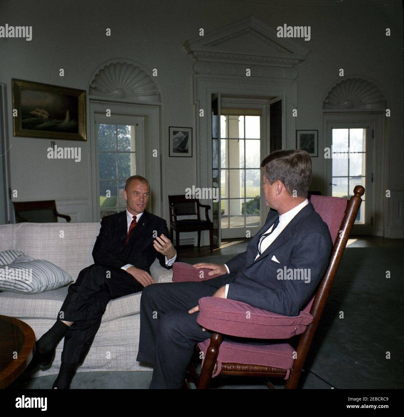 Treffen mit Astronaut John Herschel Glenn, Jr., 9:40am Uhr. Präsident John F. Kennedy (im Schaukelstuhl) trifft sich mit Astronaut Colonel John H. Glenn, Jr. im Oval Office des Weißen Hauses, Washington, D.C. Stockfoto