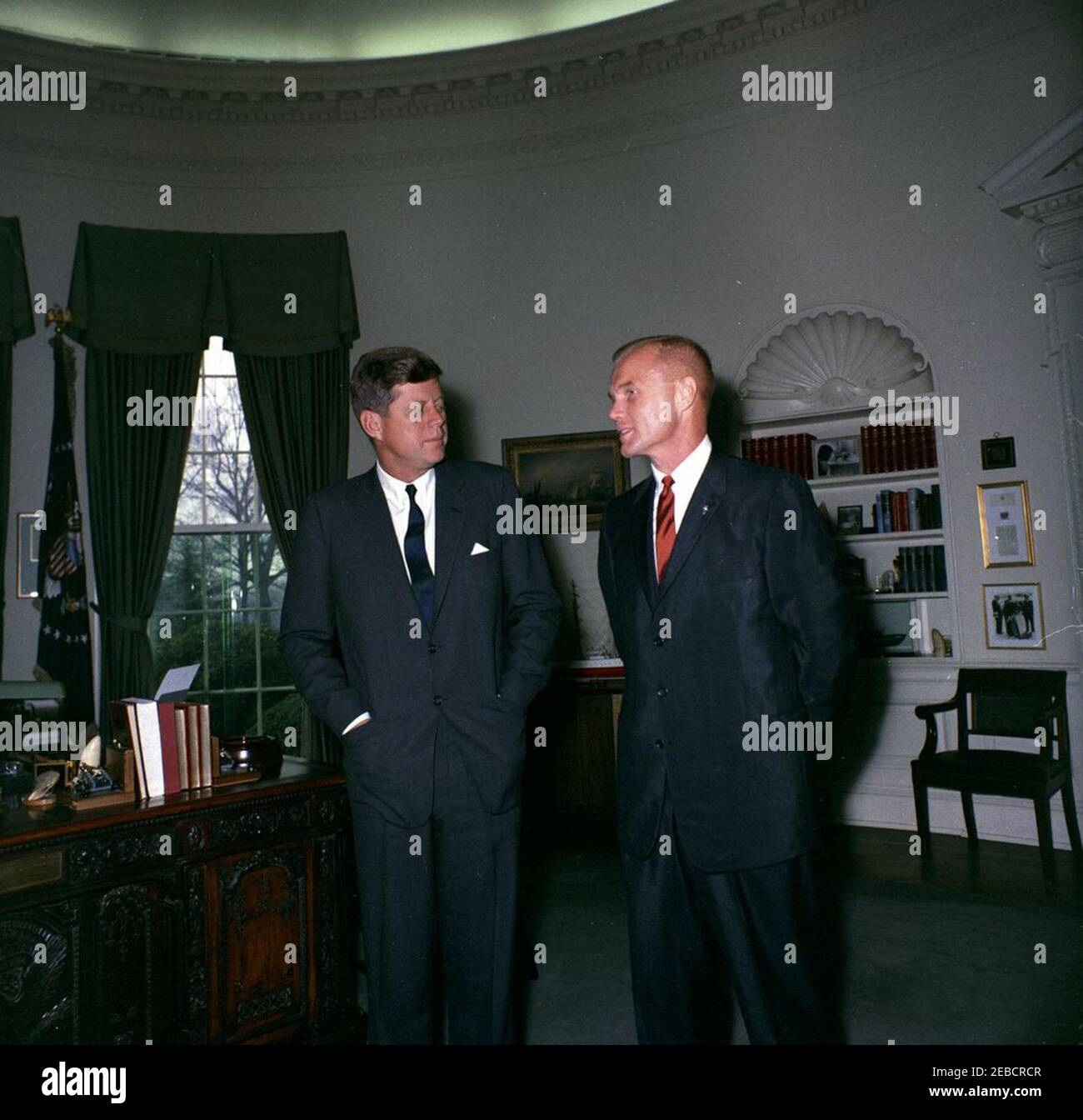 Treffen mit Astronaut John Herschel Glenn, Jr., 9:40am Uhr. Präsident John F. Kennedy steht mit Astronaut Colonel John H. Glenn, Jr. im Oval Office des Weißen Hauses, Washington, D.C. Stockfoto