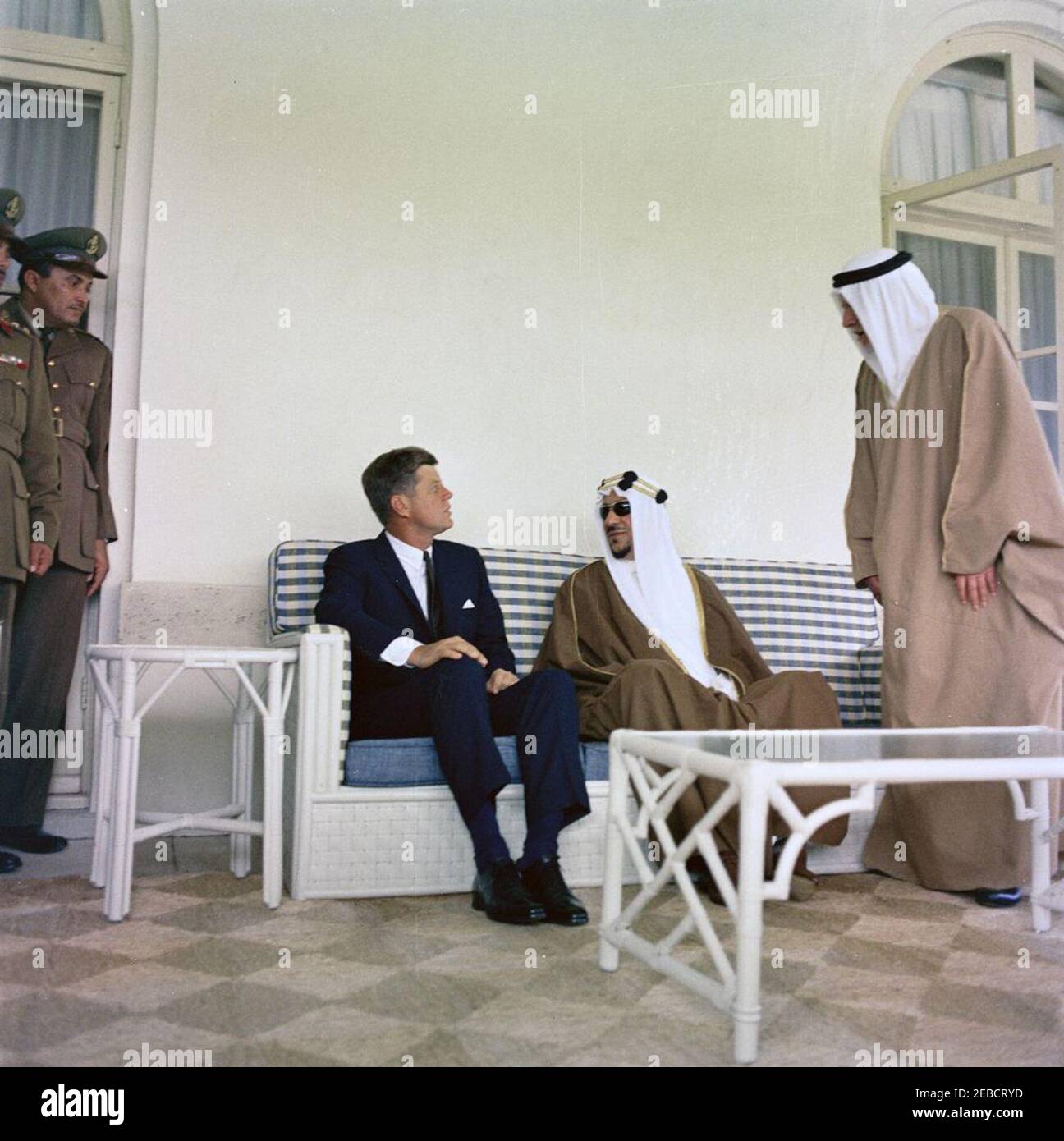 Präsident Kennedy besucht Saud bin Abdul Aziz, König von Saudi-Arabien, 11:00am Uhr. Präsident John F. Kennedy besucht Saud bin Abdul-Aziz Al Saud, König von Saudi-Arabien (sitzend mit dem Präsidenten auf der Couch) in der Residenz von Jean Flagler Gonzalez, wo König Saud nach einer Operation in den Vereinigten Staaten blieb. Palm Beach, Florida. Stockfoto