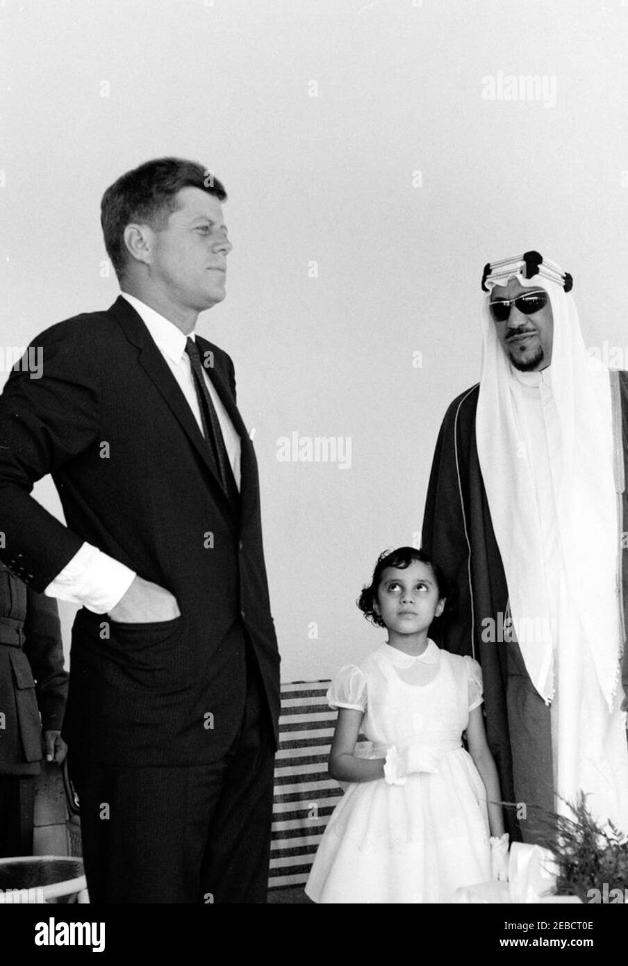 Präsident Kennedy besucht Saud bin Abdul Aziz, König von Saudi-Arabien, 11:00am Uhr. Präsident John F. Kennedy besucht Saud bin Abdul-Aziz Al Saud, König von Saudi-Arabien, in der Residenz von Jean Flagler Gonzalez, wo König Saud nach einer Operation in den Vereinigten Staaten blieb. King Saudu2019s Tochter, Prinzessin Dalal, steht im Zentrum. Palm Beach, Florida. Stockfoto