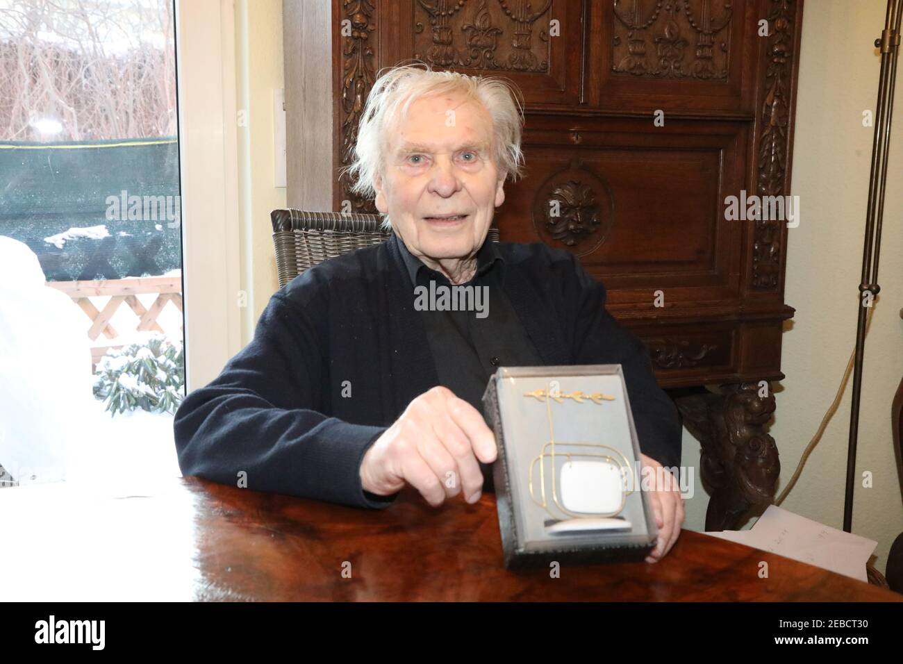 Regisseur und Schauspieler Klaus Gendries mit dem Fernsehpreis des DDR Deutschen Fernsehfunks auch 'Fernsehlorbeer' genannt, von 1985, in Berlin am Stockfoto