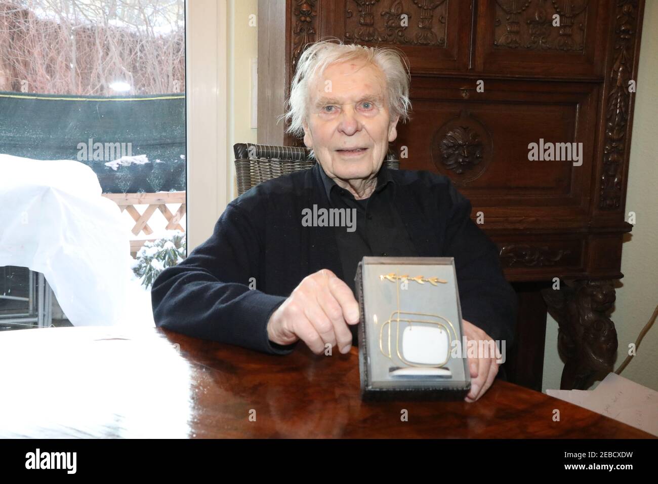 Regisseur und Schauspieler Klaus Gendries mit dem Fernsehpreis des DDR Deutschen Fernsehfunks auch 'Fernsehlorbeer' genannt, von 1985, in Berlin am Stockfoto