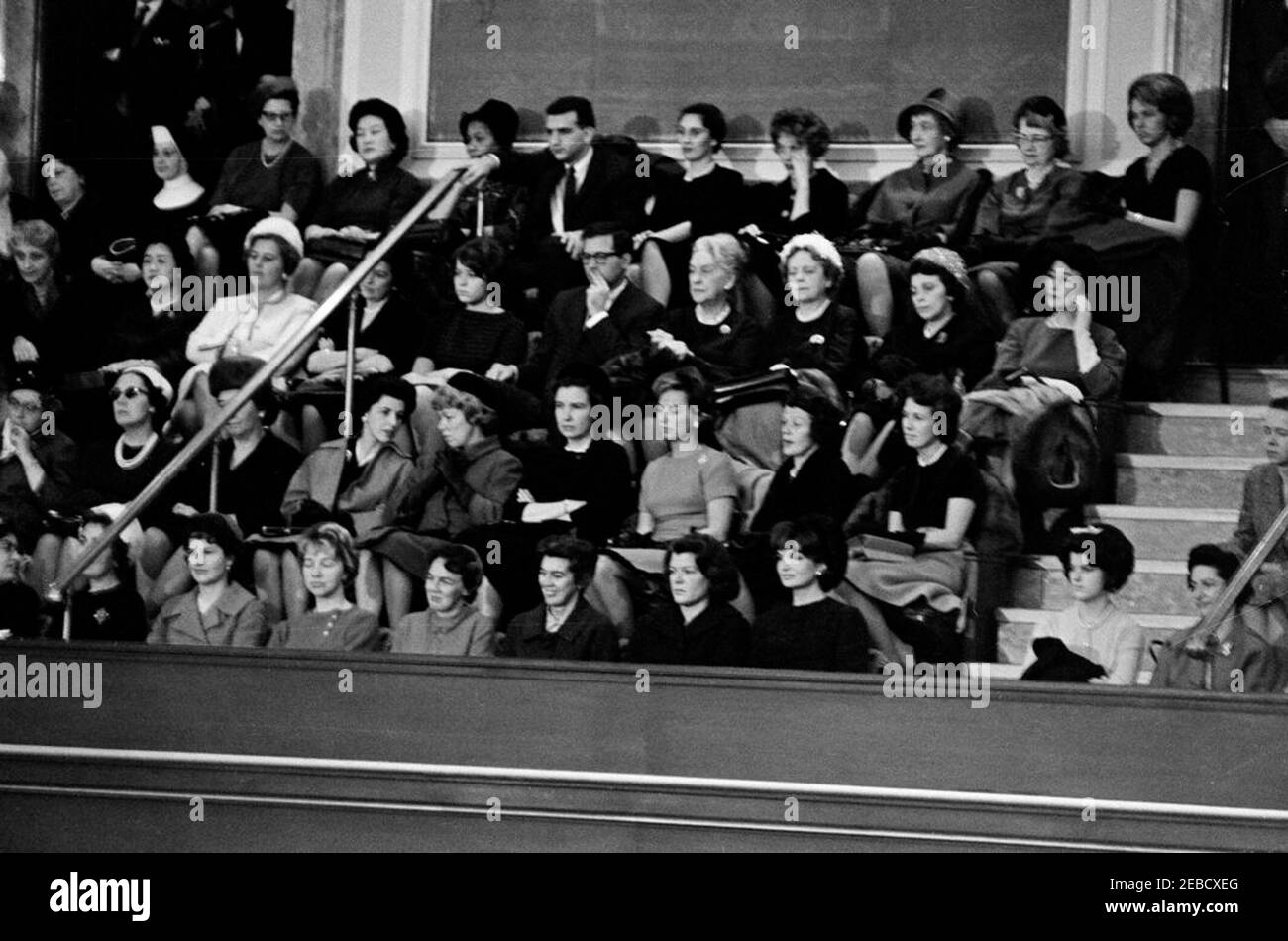 Rede zur Lage der Union, 12:30pm Uhr. First Lady Jacqueline Kennedy und andere Gäste hören zu, wie Präsident John F. Kennedy seine jährliche Rede vor dem Kongress über die Lage der Union hält. Die erste Reihe umfasst: Antoinette Pinchot Bradlee (Ehefrau des Journalisten Benjamin Bradlee); Helen Sullivan Ou2019Donnell (Ehefrau des Sonderassistenten des Präsidenten Kenneth Ou2019Donnell); Martha Buck Bartlett (Ehefrau des Journalisten Charles Bartlett); Jacqueline Kennedy; Lucy (später Luci) Baines Johnson; Lady Bird Johnson. Die zweite Reihe umfasst Erma Lee Webb Udall (Frau des Innenministers Stewart Udall); Stockfoto