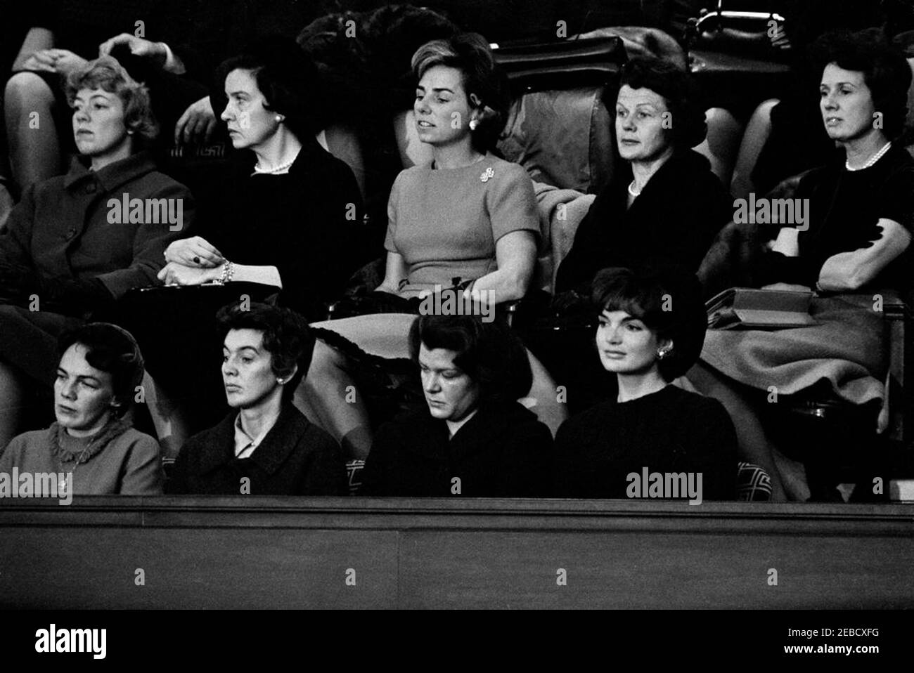 Rede zur Lage der Union, 12:30pm Uhr. First Lady Jacqueline Kennedy und Frauen von Regierungsbeamten hören zu, wie Präsident John F. Kennedy seine jährliche Rede vor dem Kongress über die Lage der Union hält. Erste Reihe (L-R): Nicht identifiziert; Helen Sullivan Ou2019Donnell (Ehefrau des Sonderassistenten des Präsidenten Kenneth Ou2019Donnell); Martha Buck Bartlett (Ehefrau des Journalisten Charles Bartlett); Jacqueline Kennedy. Zweite Reihe (L-R): Erma Lee Webb Udall (Frau des Innenministers Stewart Udall); Jane Shields Freeman (Frau des Landwirtschaftsministers Orville Freeman); Ethel Kennedy; M Stockfoto