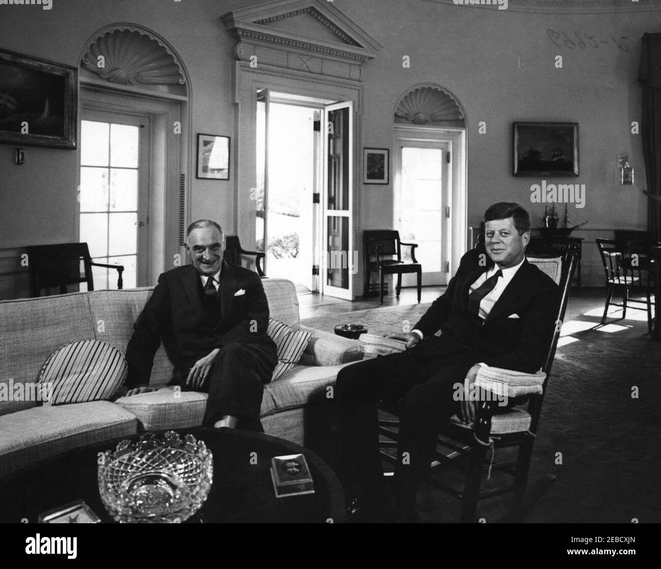 Treffen mit Präsident Kennedyu0027s Sonderbeauftragter in Berlin, Lucius D. Clay, 11:00am Uhr. Präsident John F. Kennedy (im Schaukelstuhl) trifft sich mit dem Sonderbeauftragten Presidentu2019s in Berlin, Lucius D. Clay. Oval Office, White House, Washington, D.C. Stockfoto