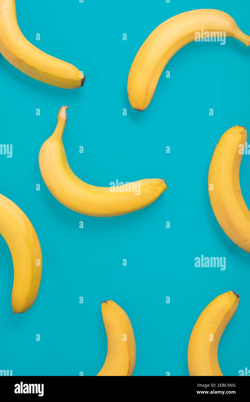 Bananenmuster auf blauem Hintergrund Stockfoto