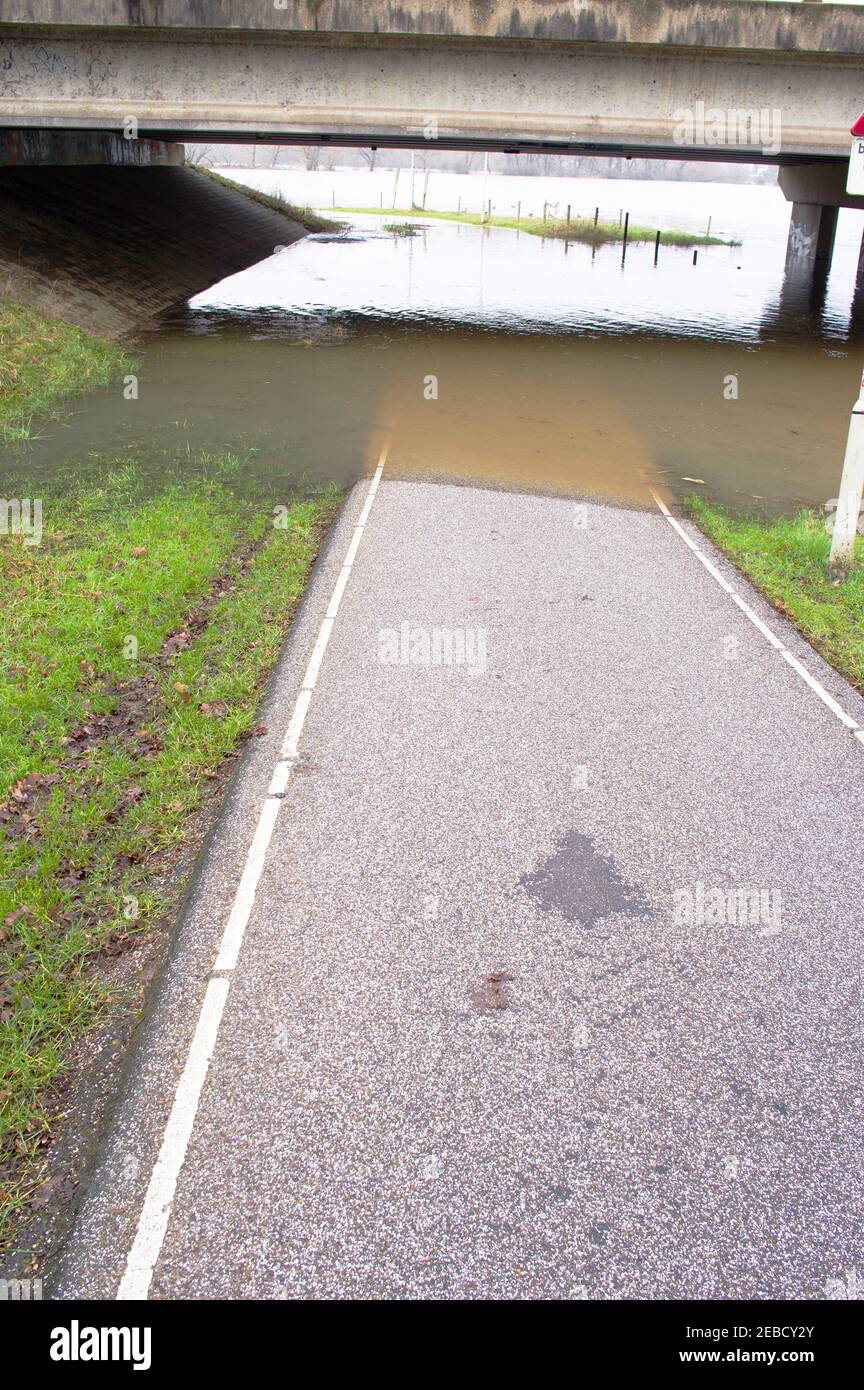 Radweg überflutet durch Hochwasser des Flusses Rhein in Arnheim in den Niederlanden Stockfoto