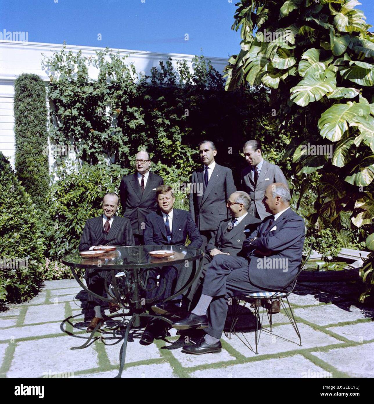 Treffen mit Arturo Frondizi, Präsident von Argentinien, in Palm Beach, 12:17pm Uhr. Präsident John F. Kennedy trifft sich mit dem Präsidenten Argentiniens, Arturo Frondizi, im Haus von C. Michael Paul in Palm Beach, Florida. Sitzen (L-R): Außenminister Argentiniens, Dr. Miguel Angel Cu00e1rcano; Präsident Kennedy; Präsident Frondizi; Argentinischer Botschafter in den Vereinigten Staaten, Dr. Emilio Donato del Carril. Standing (L-R): Assistant Secretary of State for Inter-American Affairs, Robert Woodward; Dr. Carlos Ortiz de Rosas und Dr. Oscar Camilion, beide aus dem argentinischen Außenministerium. Stockfoto