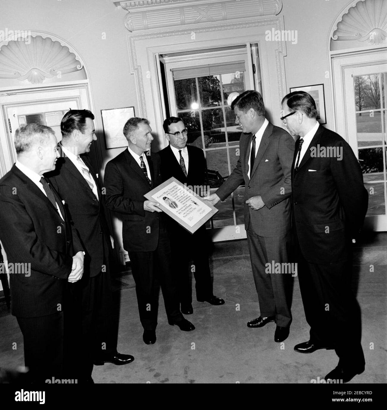 Präsentation der Reserve Officers Association u0022Minuteman Halle von Fameu0022 Zitation an Präsident Kennedy, 12:15pm. National Officers of the Reserve Officers Association of the United States (ROA) präsentieren Präsident John F. Kennedy (rechts) die u0022Minuteman Hall of Fameu0022 Zitat im Oval Office, White House, Washington, D.C. Konteradmiral John E. Harlin, National President of ROA (Mitte links), hält die Zitat; Colonel John T. Carlton, Executive Director von ROA, steht ganz rechts. Ebenfalls im Bild: Kommandant Frederick J. Evans, Jr., Vizepräsident der ROA (Marine); Major Gen Stockfoto