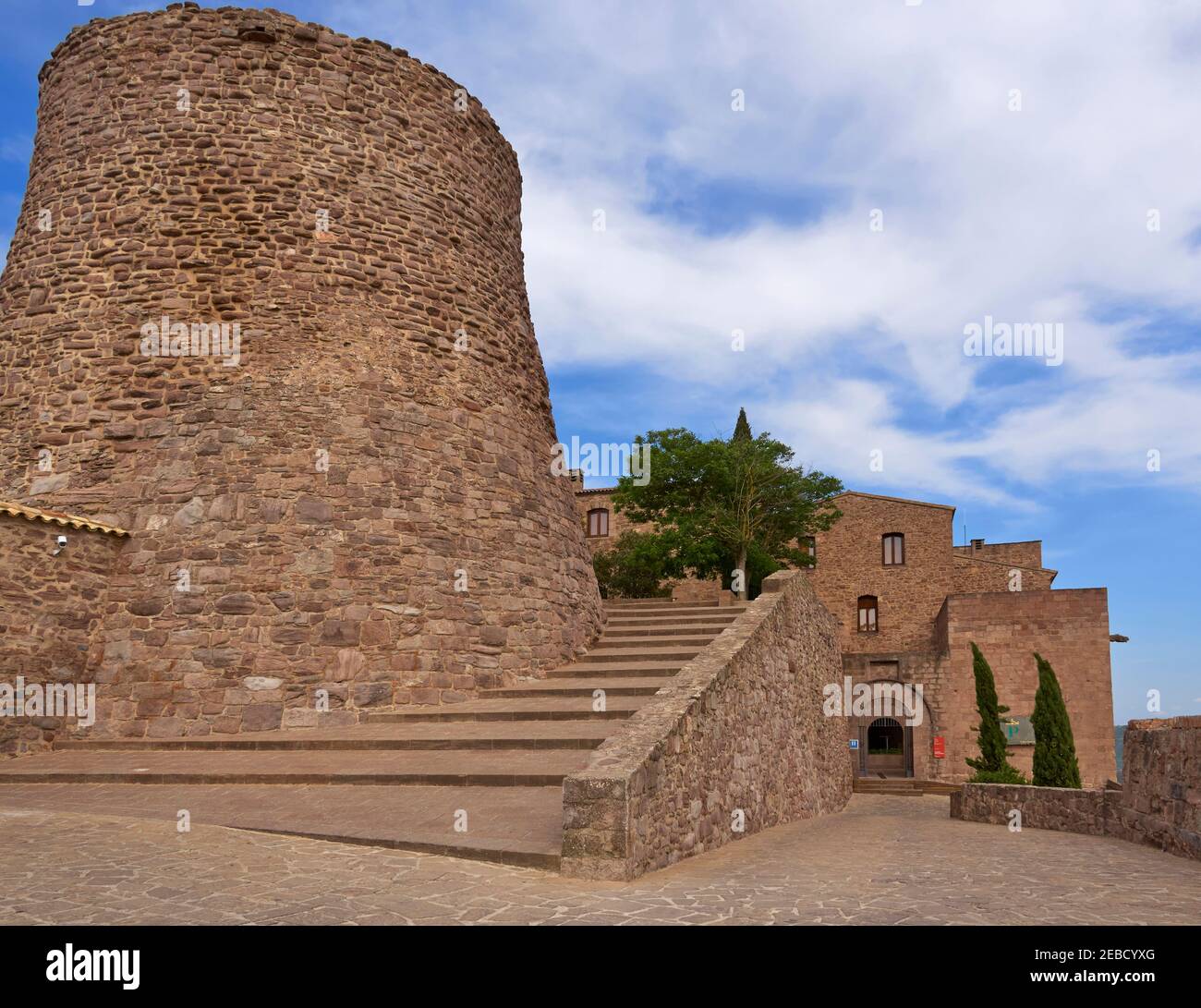 Parador de Cardona, Katalonien, Spanien. Der Turm von La Minyona, der älteste Teil der mittelalterlichen Festung, erbaut im 11th. Jahrhundert. Stockfoto