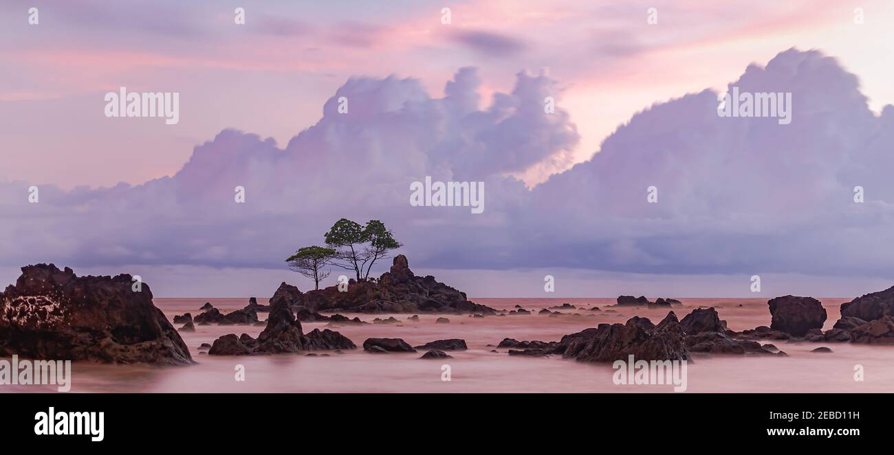 Nachtfoto in Afrika an einem Strand mit einer kleinen Insel mit einem Baum. Foto aufgenommen in Axim Ghana Westafrika Stockfoto