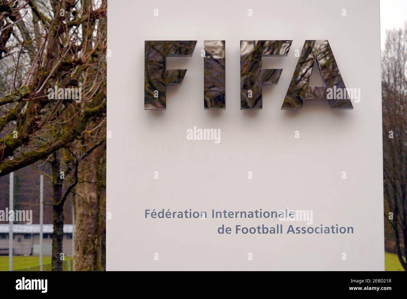 Detail des FIFA-Wegweisschildes zur Ankündigung und Information über den Hauptsitz in Zürich. Es gibt einen vollständigen Namen des Vereins auf Französisch. Stockfoto