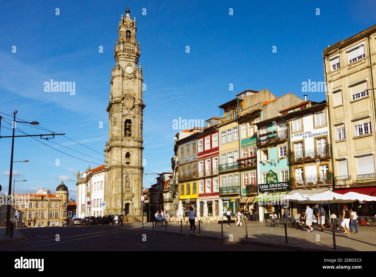 Porto, Portugal: Der Turm Torre dos Clérigos aus der Igreja dos Clérigos Kirche des italienischen Architekten Nicolau Nasoni im Stil des Barock. Stockfoto