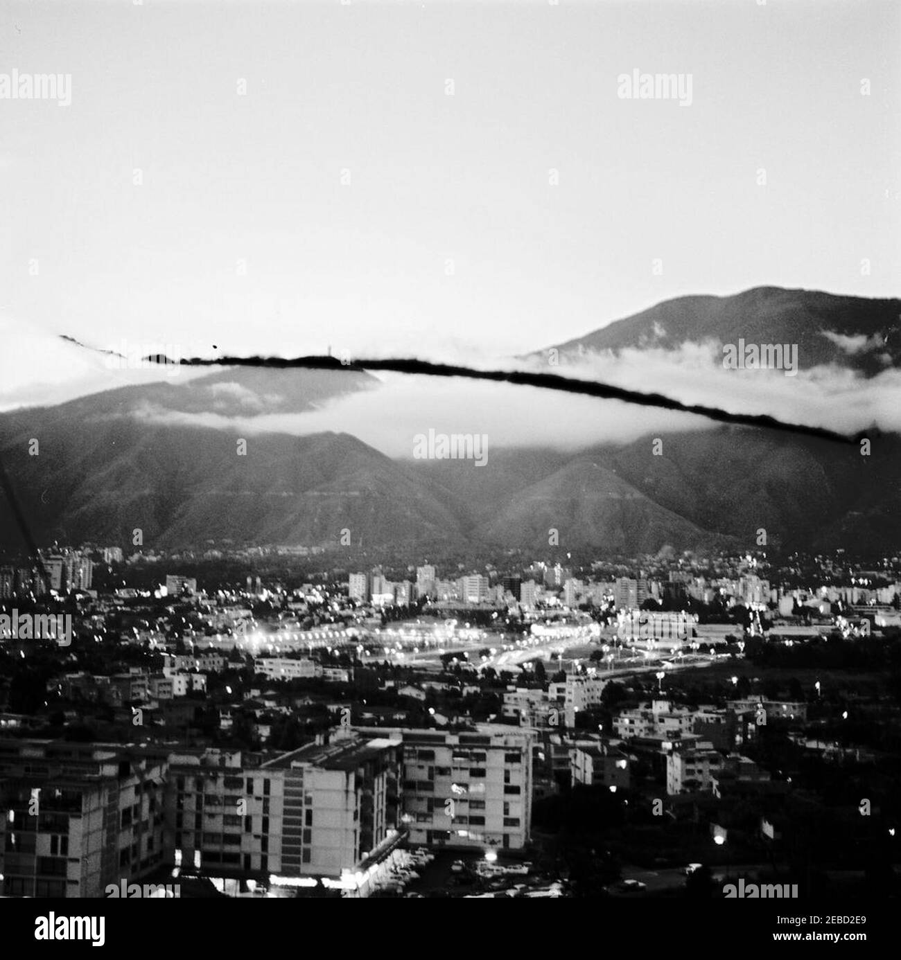 Reise nach Südamerika: Caracas, Venezuela, Signalagentur der Weißen Hausarmee (WHASA), Kommunikationsausrüstung, Vorbereitungen und Personal; Bilder von Pressemitgliedern; und Ansichten der Stadt. Luftaufnahme von Caracas, Venezuela, vom Dach des Hotels Tamanaco, als Personal der Weißen Haus Army Signal Agency (WHASA) Ausrüstung aufstellte. [Foto von Harold Sellers]rnrn[Scratch on Negative] Stockfoto