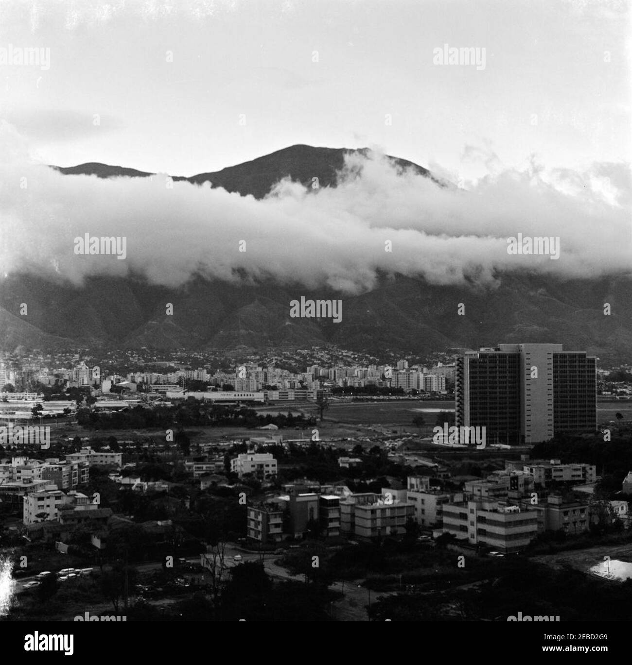 Reise nach Südamerika: Caracas, Venezuela, Signalagentur der Weißen Hausarmee (WHASA), Kommunikationsausrüstung, Vorbereitungen und Personal; Bilder von Pressemitgliedern; und Ansichten der Stadt. Luftaufnahme von Caracas, Venezuela, vom Dach des Hotels Tamanaco, als Personal der Weißen Haus Army Signal Agency (WHASA) Ausrüstung aufstellte. [Foto von Harold Sellers] Stockfoto