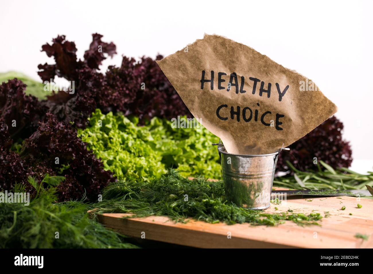 Gesunde Ernährung Lebensmittelkonzept Greens und Kräuter Hintergrund Schneidebrett Dill und Salat mit Petersilie auf weißem Hintergrund Stockfoto