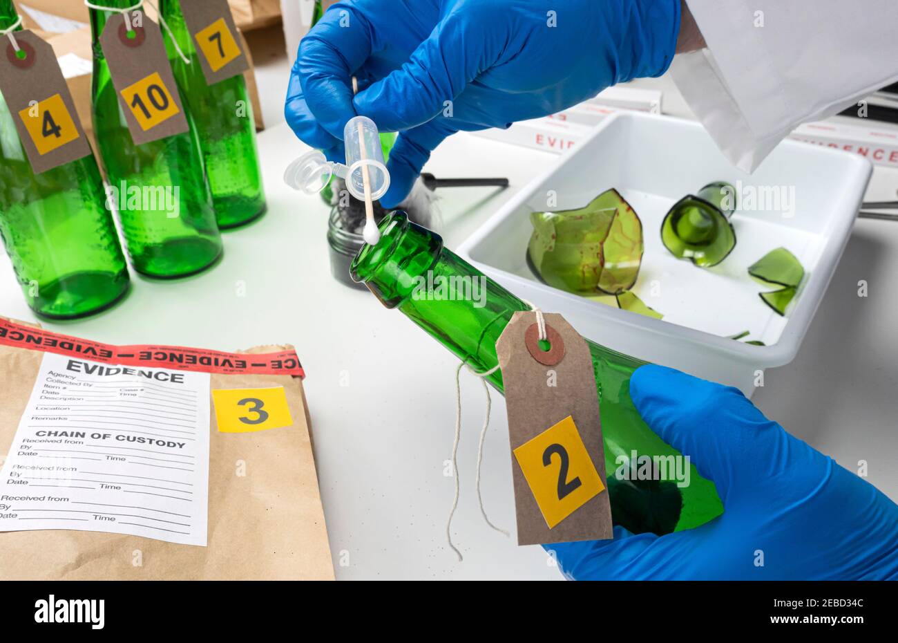 Polizeiexperte holt Blutprobe aus einer grünen Glasflasche im Kriminalistischen Labor, konzeptuelles Bild Stockfoto