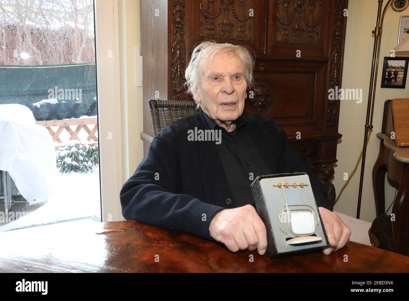 Regisseur und Schauspieler Klaus Gendries mit dem Fernsehpreis des DDR Deutschen Fernsehfunks auch 'Fernsehlorbeer' genannt, von 1985, in Berlin am Stockfoto