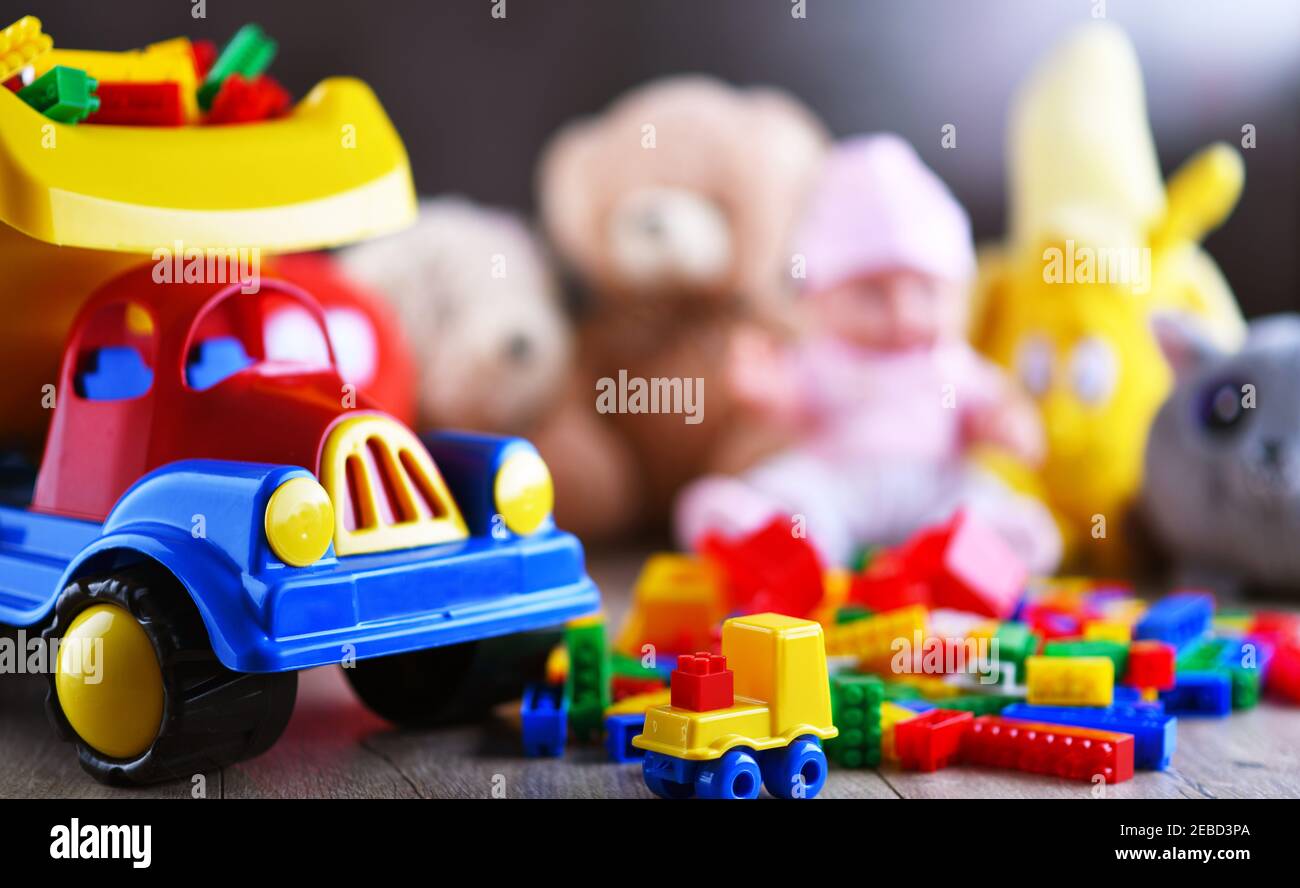 Bunte Plastik- und Plüschtiere in einem Kinderzimmer. Stockfoto