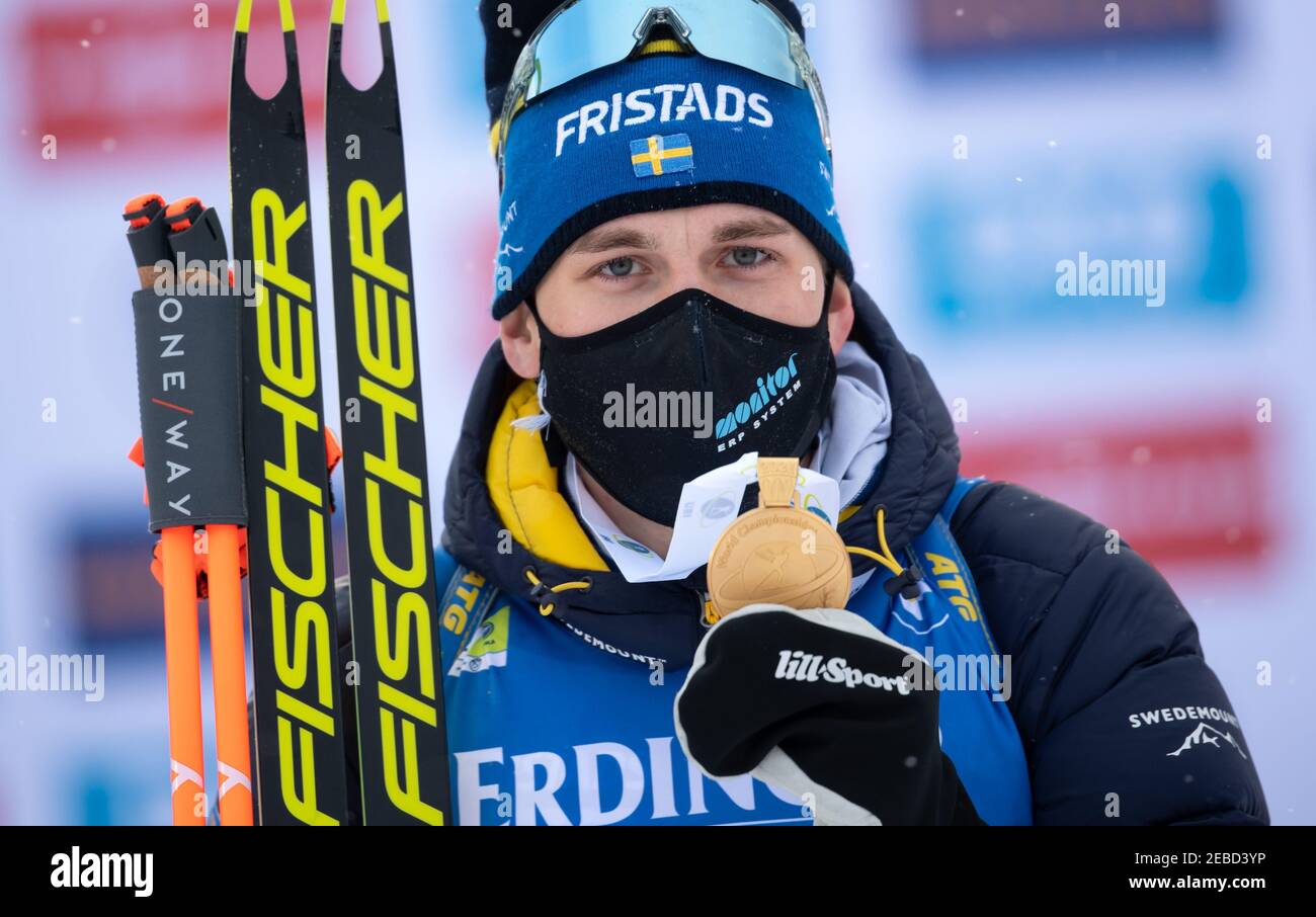 Pokljuka, Slowenien. Februar 2021, 12th. Biathlon: WM/Weltmeisterschaft, Sprint 10 km, Männer. Sieger Martin Ponsiluoma aus Schweden feiert mit seiner Goldmedaille während der Preisverleihung. Quelle: Sven Hoppe/dpa/Alamy Live News Stockfoto