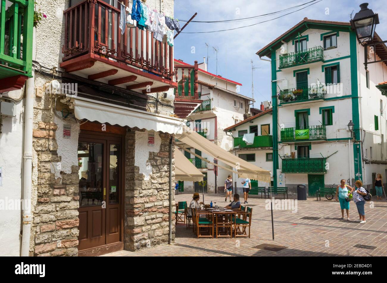 Hondarribia, Gipuzkoa, Baskenland, Spanien - 13th. Juli 2019 : farbenfrohe Fassaden traditioneller Gebäude im Barrio de la Marina Fishermen's qu Stockfoto