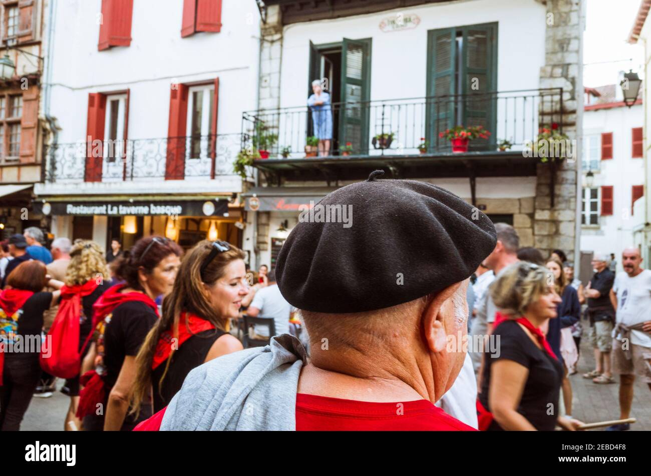 Saint Jean de Luz, Französisch Baskenland, Frankreich - 13th. Juli 2019 : EIN Mann trägt eine traditionelle Txapella Baskenland steht auf den belebten Straßen während der Stockfoto