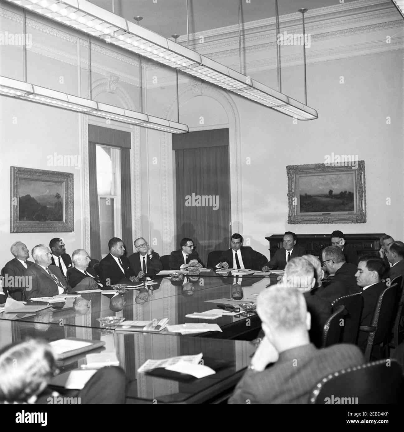 Tagung des Ausschusses für Chancengleichheit für Beschäftigung und soziale Angelegenheiten Presidentu2019s. Sitzung des Ausschusses für Chancengleichheit (PCEEO) Presidentu2019s. Der Sonderassistent des Präsidenten, Brooks Hays, sitzt an sechster Stelle von links; der Sonderassistent des Präsidenten für Bürgerrechte, Harris Wofford, sitzt an der Spitze des Tisches. Alle anderen sind nicht identifiziert. Executive Office Building, Washington, D.C. Stockfoto