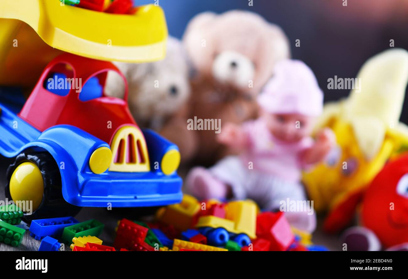 Bunte Plastik- und Plüschtiere in einem Kinderzimmer. Stockfoto