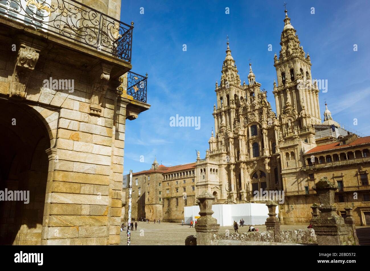 Santiago de Compostela, A Coruña Provinz, Galicien, Spanien - 12. Februar 2020 : barocke Fassade der Kathedrale auf dem Obradoiro Platz. Die Cathedr Stockfoto