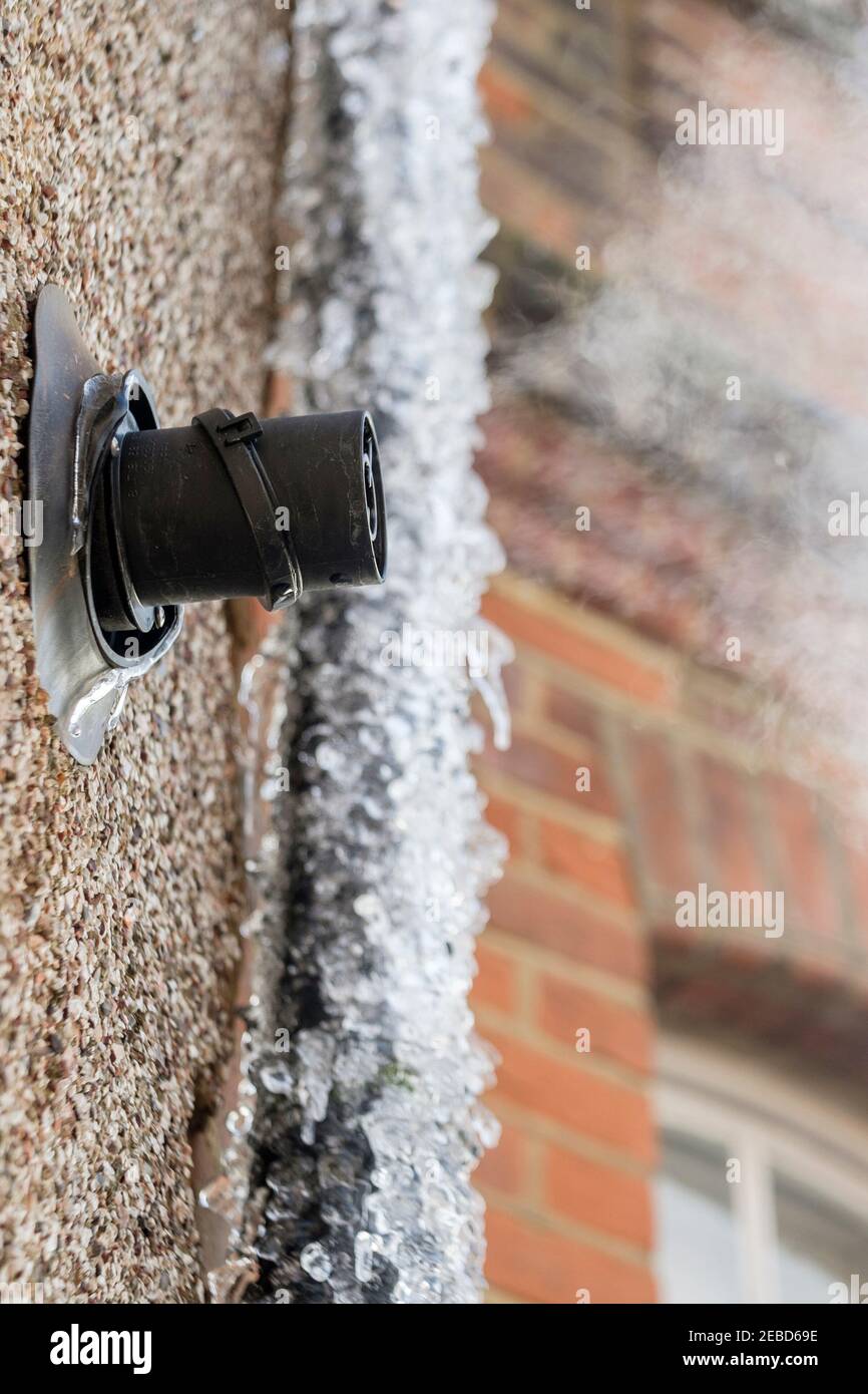 Zentralheizungskessel Rauch emittierende Dampf am eiskalten Wintertag, Vereinigtes Königreich. Stockfoto