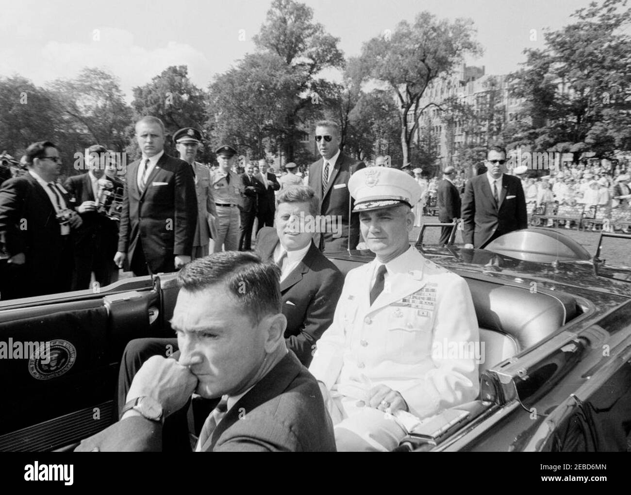 Festrede an der United States Military Academy, West Point (New York), 10:01AM Uhr. Präsident John F. Kennedy und Superintendent der United States Military Academy (USMA), Major General William C. Westmoreland, sitzen auf dem Rücksitz der Präsidentenlimousine (Lincoln-Mercury Continental Cabrio) nach der Ankunft von Präsident Kennedyu0027s für Abschlussübungen in der USMA, West Point, New York. Der Sonderassistent des Präsidenten, Kenneth P. Ou2019Donnell, sitzt vorne. Ebenfalls abgebildet: Sekretär der Armee, Elvis J. Stahr, Jr.; General Maxwell D. Taylor; White House Secret Ser Stockfoto