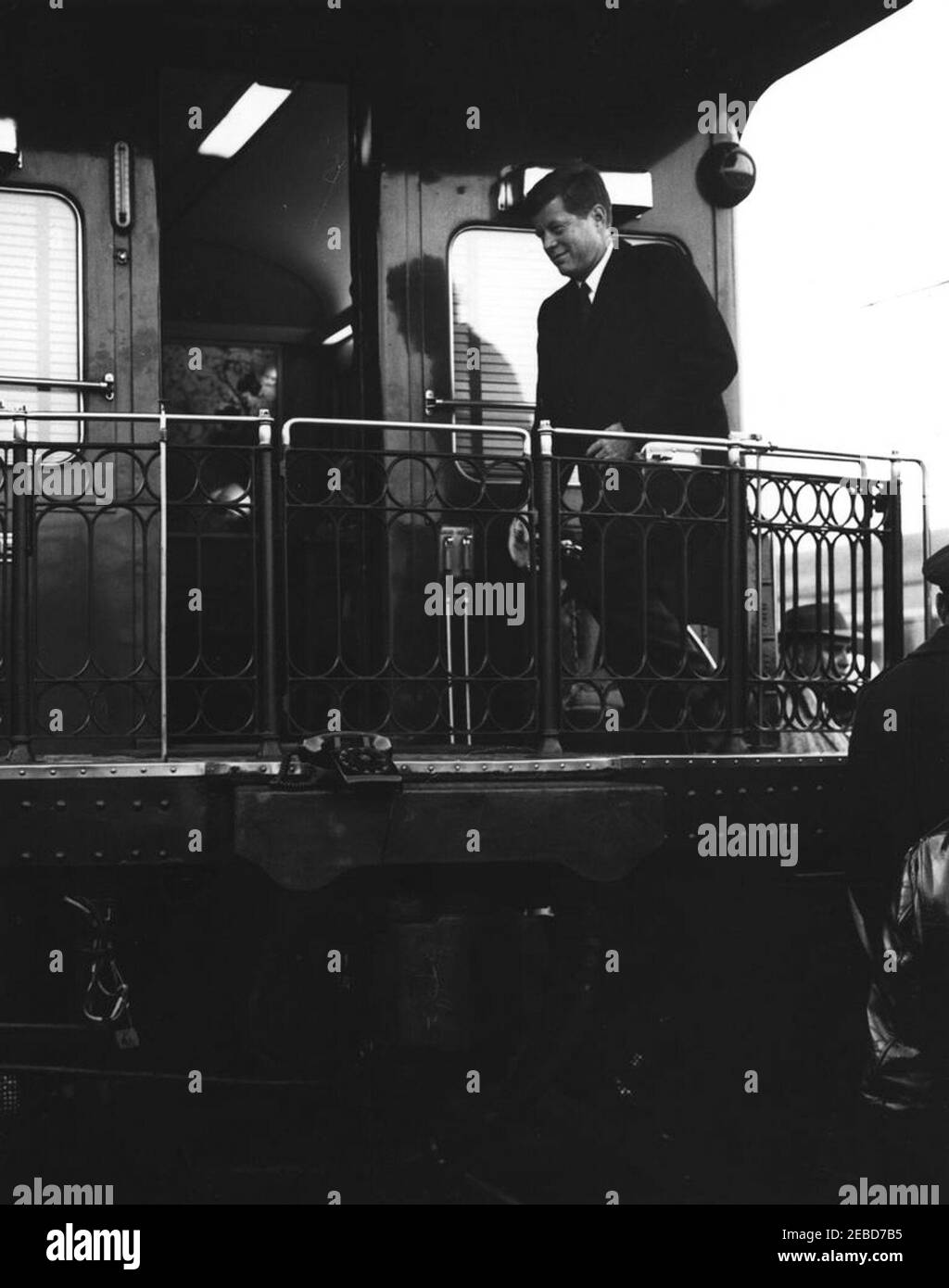 Army-Navy Football Game, Philadelphia, 1:30pm Uhr. Präsident John F. Kennedy nimmt einen Zug in Pennsylvania Railroadu2019s an der 13th Street Station in Philadelphia, Pennsylvania. Der Präsident war in Philadelphia, um das Army-Navy Football Game zu besuchen. Stockfoto