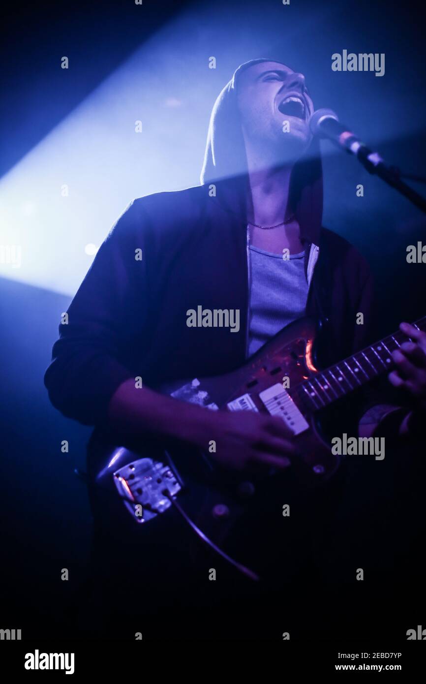 Joseph D'Agostino von der New Yorker Indie-Band Cymbals Eat Guitars Live auf der Bühne in der Garage im Norden Londons während Das erste Datum ihrer Europatournee Stockfoto