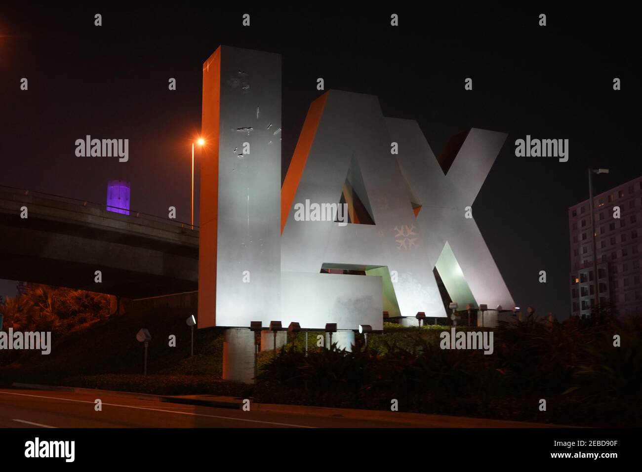 Die LAX-Briefe am Eingang zum Los Angeles International Airport, Sonntag, 7. Februar 2021, in Los Angeles. Stockfoto
