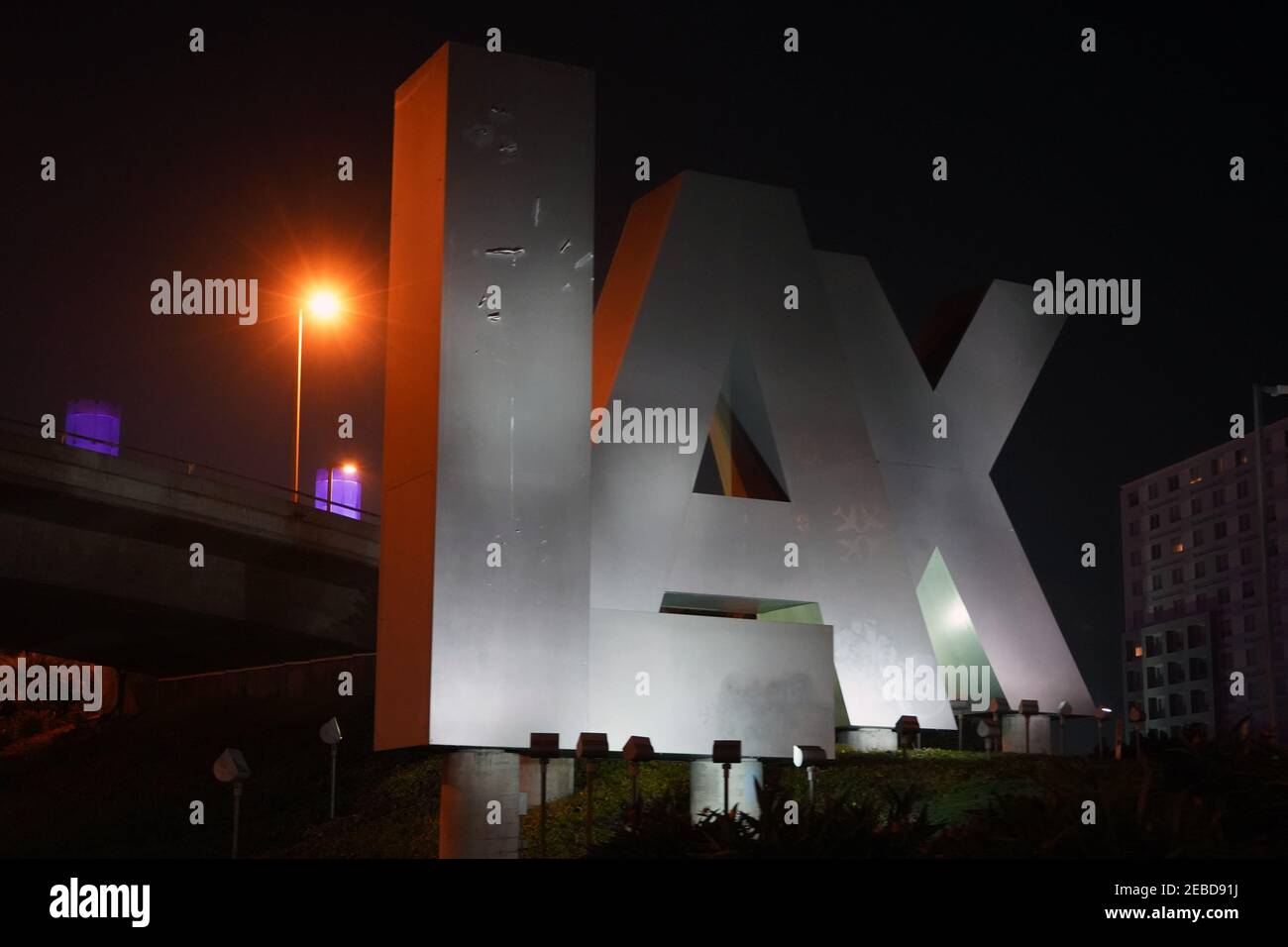 Die LAX-Briefe am Eingang zum Los Angeles International Airport, Sonntag, 7. Februar 2021, in Los Angeles. Stockfoto