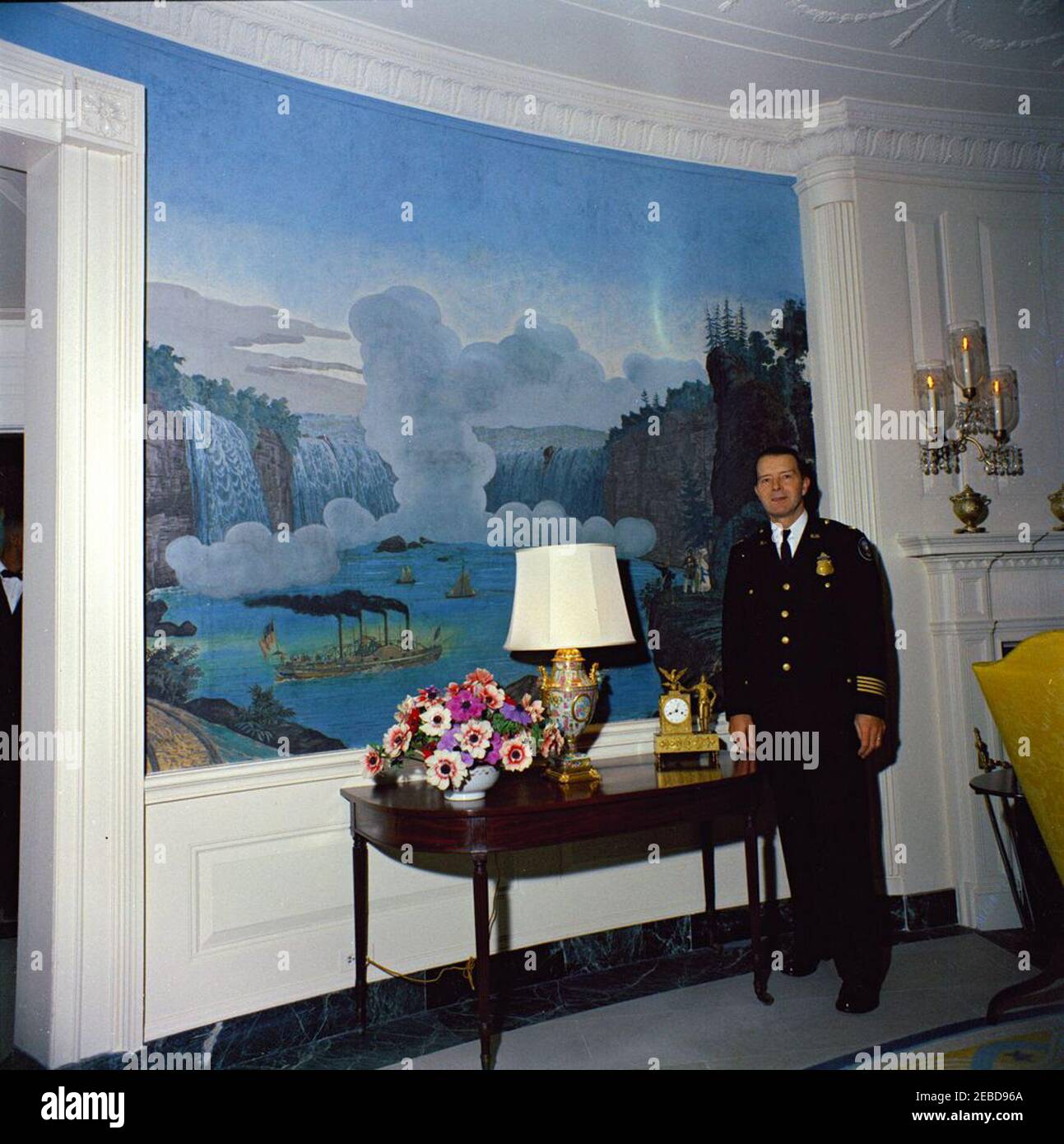 Mittagessen zu Ehren von Konrad Adenauer, Bundeskanzler der Bundesrepublik Deutschland, L:00pm. Blumenarrangement für ein Mittagessen zu Ehren von Konrad Adenauer, Bundeskanzler der Bundesrepublik Deutschland. Rechts steht der Polizeibeamte des Weißen Hauses, Inspektor Kenneth M. Burke. Diplomatischer Empfangsraum, Weißes Haus, Washington, D.C. Stockfoto